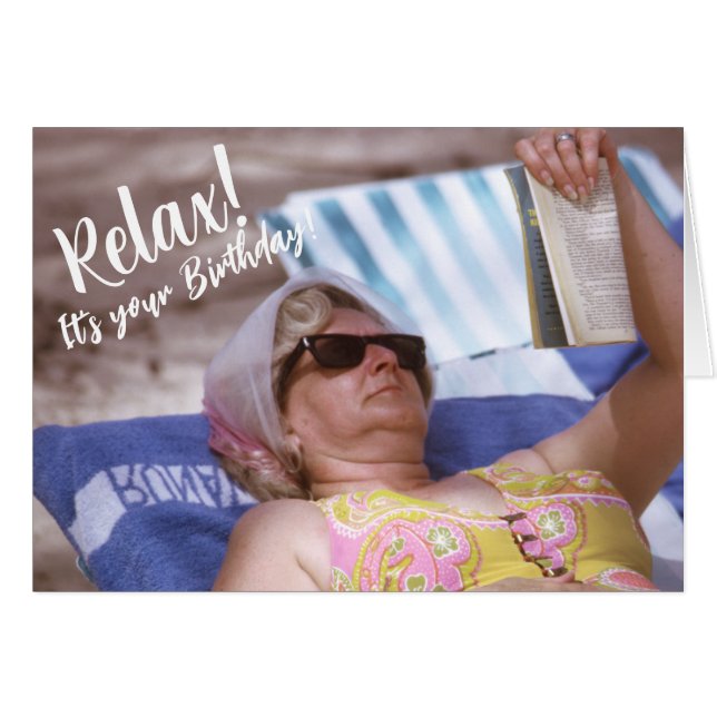 Cartão Parabéns Feliz Engraçado Relaxando na Praia Vintag (Frente Horizontal)