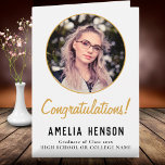 Cartão Parabéns Graduação de Foto Simples de Formando<br><div class="desc">Placa de Graduação de Fotos de Formando Simples. Design elegante e simples com script de ouro e foto personalizada. Adicione sua foto e mensagem para o dentro do formando à placa.</div>