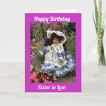 Cartão Parabéns irmã de aniversário em lei Black Dolly 3<br><div class="desc">Uma bonequinha preta no estilo vitoriano se veste entre as flores com o texto Happy Birthday irmã em direito</div>