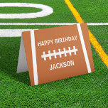 Cartão Parabéns pela festa do jogador de futebol personal<br><div class="desc">Cartão de aniversário legal personalizado de futebol feliz que parece uma bola com seu texto personalizado no centro. Adicione o nome do seu jogador neste cartão desportivo incrível.</div>
