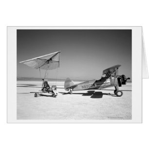 Cartão Paresev 1-A em Lakebed com Tow Plane