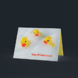 Cartão patos de borracha amarela no aniversário do banho<br><div class="desc">Patos amarelos brilhantes no banho de bolhas para o aniversário</div>