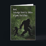 Cartão Pé Grande com Aniversário de Criança para Pai<br><div class="desc">Este cartão de aniversário tocante para seu pai mostra o Pé Grande segurando a mão de uma criança enquanto caminhava pela floresta. Uma escolha excelente para qualquer homem que goste de Sasquatch,  Yeti e Bigfoot.</div>