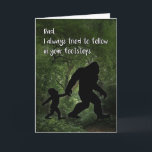 Cartão Pé Grande com Aniversário de Criança para Pai<br><div class="desc">Este cartão de aniversário tocante para seu pai mostra o Pé Grande segurando a mão de uma criança enquanto caminhava pela floresta. Uma escolha excelente para qualquer homem que goste de Sasquatch,  Yeti e Bigfoot.</div>