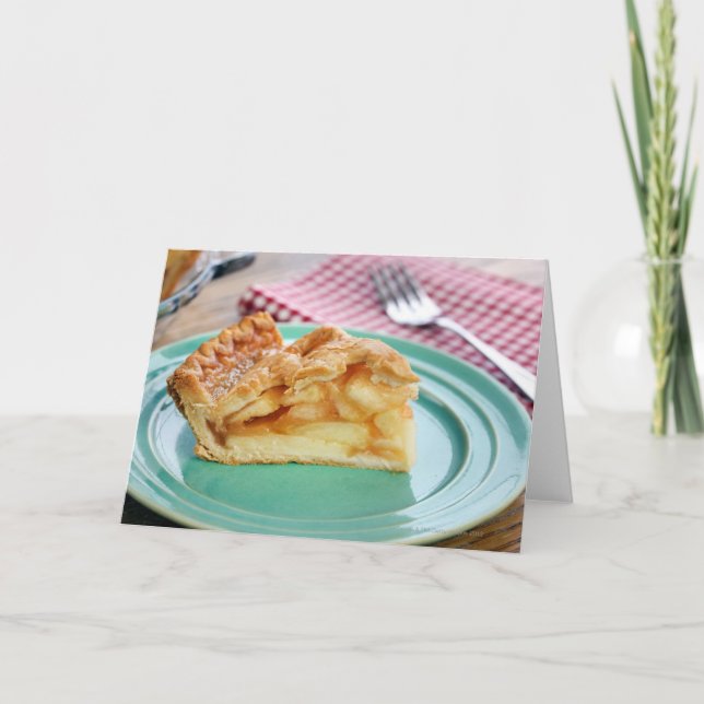 Cartão Pedaços de torta de maçã fresca assada em prato (Frente)