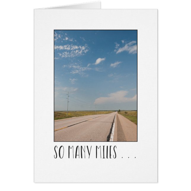 Cartão Pela cena de estrada vazia dos quilômetros (Frente)
