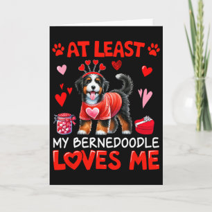 Cartão Pelo Menos Meu Bernedoodle Me Ama No Dia Dos Namor