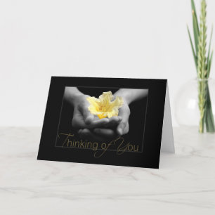 Cartão Pensamento de você flor amarela elegante nas mão