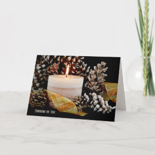 Cartão pensando em você brilhando velas em cones de pinho