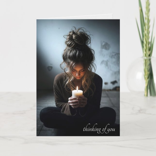 Cartão Pensando em você garota em uma sala escura (Frente)