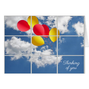 Cartão pensando no buquê do balão na janela