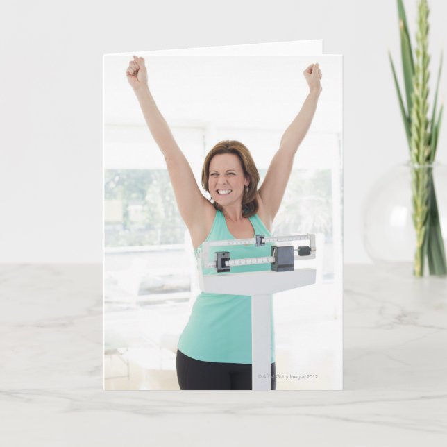 Cartão Perda de peso bem sucedida. Peso feliz da mulher (Frente)