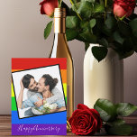 Cartão Personalização do Casal do Gay do Rainbow Happy An<br><div class="desc">Este cartão de aniversário colorido LGBTQ é feito por medida com sua própria fotografia de casal LGBTQ. Adicione sua própria foto romântica de dois homens ou duas mulheres para um doce e personalizado cartão de aniversário de casamento LGBT para seu marido ou esposa.</div>