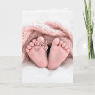 Cartão Pés de Bebê Menina com um Laço de Bolinhas no Dedo