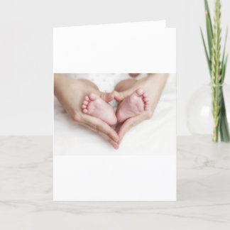 Cartão Pés do bebê nas mãos da mãe