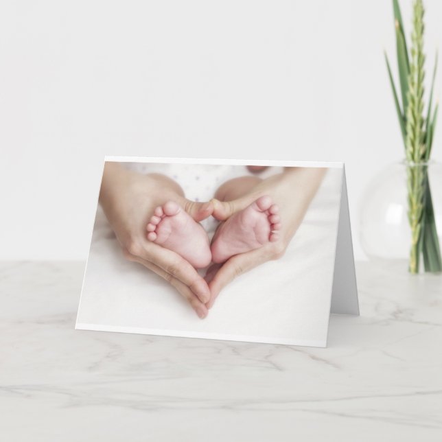 Cartão Pés do bebê nas mãos da mãe (Frente)