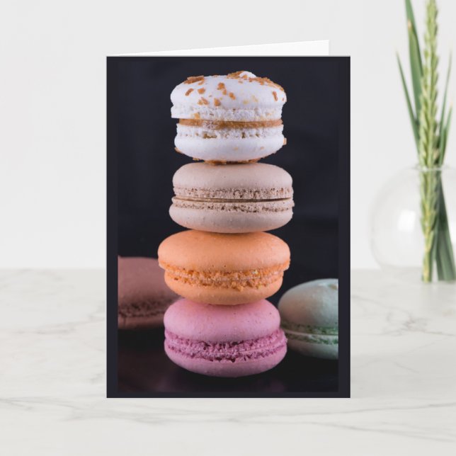 Cartão Pilha colorida de Macarons Franceses (Frente)
