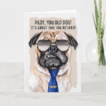 Cartão Piloto Funny Pug Dog em aposentadoria de gravata a<br><div class="desc">Este cãozinho engraçado está certo de rir da celebração da aposentadoria para o piloto em sua vida. Um cão rabugento em óculos de aviador veste uma gravata azul com um pino de asa para significar o tema aeronáutico.</div>