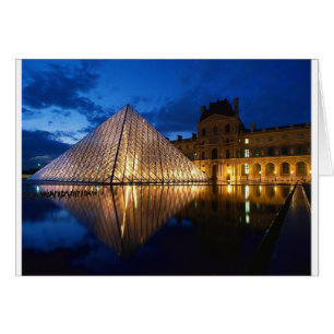 Cartão Pirâmide no Museu Louvre, Paris, França
