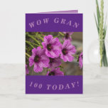 Cartão Placa de aniversário de 100° aniversário para Gran<br><div class="desc">Lindas flores roxas de cranesbill gerânio fazem uma imagem de excelente para este cartão de aniversário colorido de 100 anos para a avó.  Todo texto pode ser facilmente personalizado.</div>