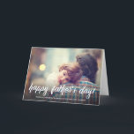 Cartão Placa de Dia de os pais de Script do Pincel<br><div class="desc">Cartão com fotos moderno com um belo tipo de escrita de pincel e uma fotografia de sangria de cheio.</div>