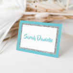 Cartão Placa de Nota Personalizada Azul e Prateada da Gli<br><div class="desc">Este cartões de agradecimentos de tendência apresenta letras em negrito na frente com um aspecto em camadas em cintilação prateada e branca, e um fundo de cor sólida. Adicione seu texto usando o formulário modelo. Altere a fonte, o layout e as cores usando o recurso Personalizar. Você também pode adicionar...</div>