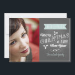 Cartão plano de férias com quadro de chalkboard az<br><div class="desc">Cartões de natal de quadro com faixa azul de Natal e foto personalizada em fundo de cinza. Cartões planos de Natal 5x7 com um modelo de foto e o texto branco "Feliz Natal e um feliz ano novo". O design de tipografia é impresso em um fundo no estilo do quadro....</div>