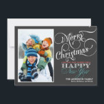 Cartão plano de fotos de feriado de Natal em quadr<br><div class="desc">Saudações de Natal animadas e festivas com quadro fotográfico em fundo preto de quadro negro e elegante tipografia retrô com letra caligráfica de roletas. Adicione suas fotos favoritas da família de feriados e personalize o texto. Maneira contemporânea de enviar cartões de natal de inverno felizes para todos os seus amigos...</div>