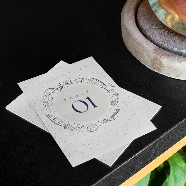 Cartão plano de mesa de festa de aniversário no es (Criador carregado)