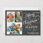 Cartão plano de Natal de quadro chalkboard de 3 fo<br><div class="desc">Saudações de Natal animadas e festivas com quadro fotográfico em fundo preto de quadro negro e elegante tipografia retrô com letra caligráfica de roletas. Adicione suas fotos favoritas da família de feriados e personalize o texto. Maneira contemporânea de enviar cartões de natal de inverno felizes para todos os seus amigos...</div>