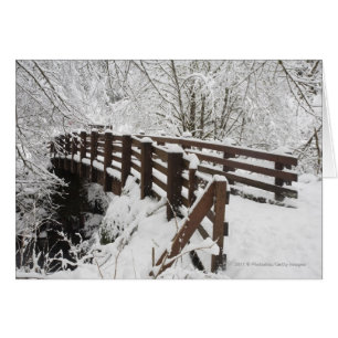 Cartão Ponte de madeira coberta de neve