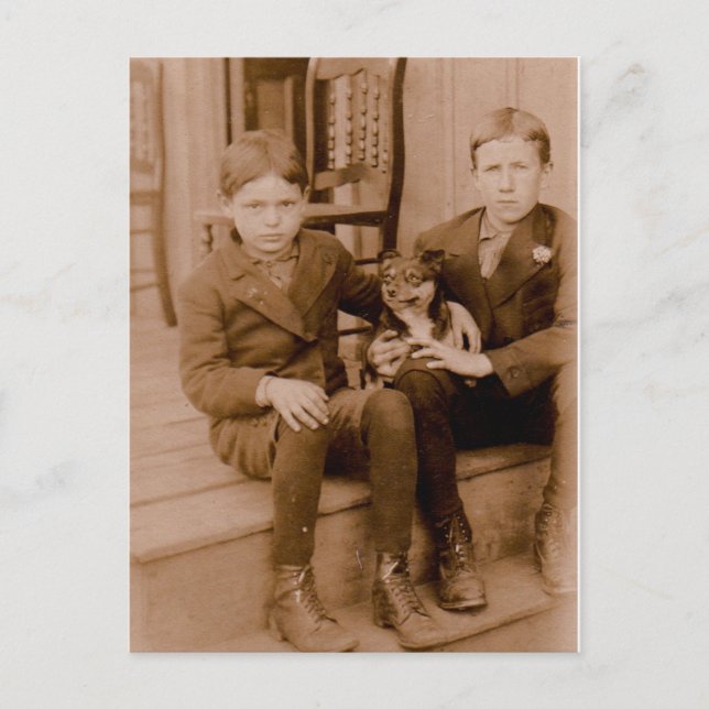 Cartão Postal 1920 dois rapazes, um cão (Frente)