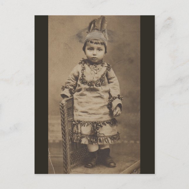 Cartão Postal 1920 RPPC um pequeno índio (Frente)