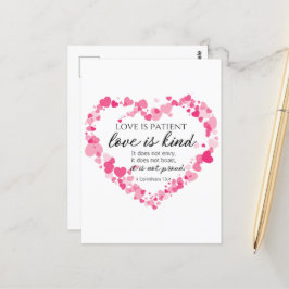 Cartão Postal 1 Corinthians 13:4 O amor é o coração cor-de-rosa 