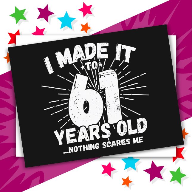 Cartão Postal 61 Anos de Idade Meme Engraçado Aniversário de 61  (Criador carregado)