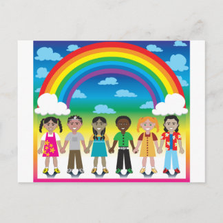 Cartão Postal 6 crianças felizes sob um arco-íris com um fundo c