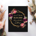 Cartão Postal 70 burgundy floral preto Guarde a Data<br><div class="desc">A Save the date card for a 70 festa de aniversário. Na frente: estilo de boho da Trendy Bohemian. Decorado com rosas de cor aquosa, em burgundy e rosa. Fundo negro elegante. Uma imagem geométrica dourada falsa e modelos para um nome, data e idade. Letras coloridas brilhantes. O nome e...</div>