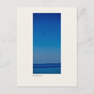 Cartão Postal A CAMINHO — Fotografia Minimalista de Avião e Céu