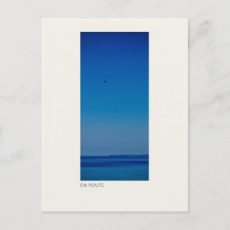 Cartão Postal A CAMINHO — Fotografia Minimalista de Avião e Céu