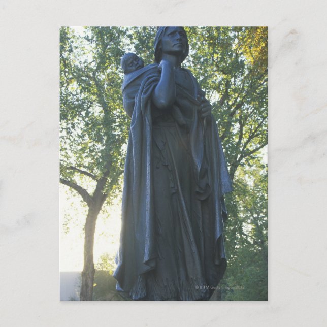 Cartão Postal "A estátua de Sacagawea e o seu filho, guiando a (Frente)