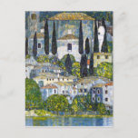 Cartão Postal A Igreja em Cassone Gustav Klimt<br><div class="desc">Cartaz de arte com a pintura de Gustav Klimt (1862-1918),  A Igreja em Cassone (1913). Uma paisagem de uma aldeia italiana com uma igreja e árvores ciprestes perto da água.</div>