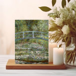 Cartão Postal A Lily-Água | Claude Monet<br><div class="desc">The Water-Lily Pond (1899),  do artista impressionista francês Claude Monet. A pintura original de arte retrata uma paisagem de jardim com lírios de água sob a ponte japonesa. Use as ferramentas de design para adicionar texto personalizado ou personalizar a imagem.</div>