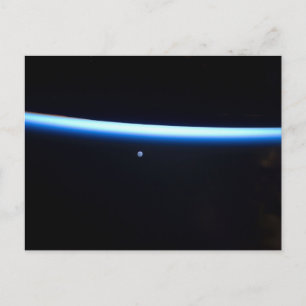 Cartão Postal A Linha Fina da Atmosfera da Terra e Uma Lua Gibbo
