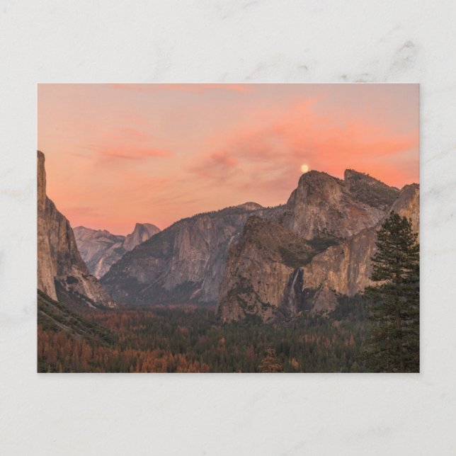 Cartão Postal A lua super aumenta sobre rochas da catedral (Frente)