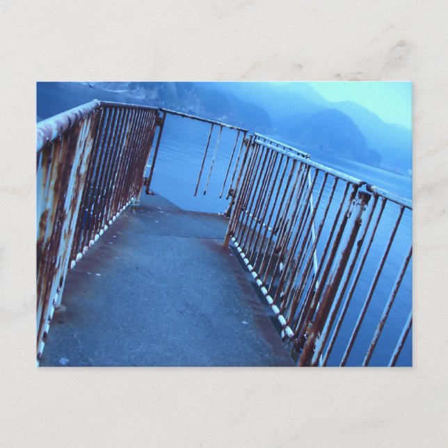 Cartão Postal A mysterious and blue-gray and desolate seaside (Frente)