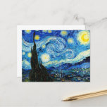 Cartão Postal A Noite Estrelada de Vincent Van Gogh<br><div class="desc">A pintura é dominada por um céu noturno cheio de lua e estrelas. Ele ocupa três quartos do plano fotográfico e parece turbulento, até agitado, com padrões intensos que parecem atravessar sua superfície como ondas. Ela está repleta de órbitas brilhantes - incluindo a lua crescente à extrema direita, e Vênus,...</div>