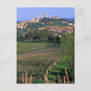 Cartão Postal A vila de San Gimignano fica nas colinas ondulante