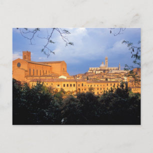 Cartão Postal A vila Tuscana de Siena, Itália.