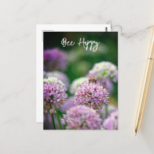Cartão Postal Abelhas felizes com a Motivação da Flor de Allium