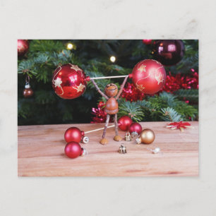 Cartão Postal Acorn elf brincando com decoração de Natal